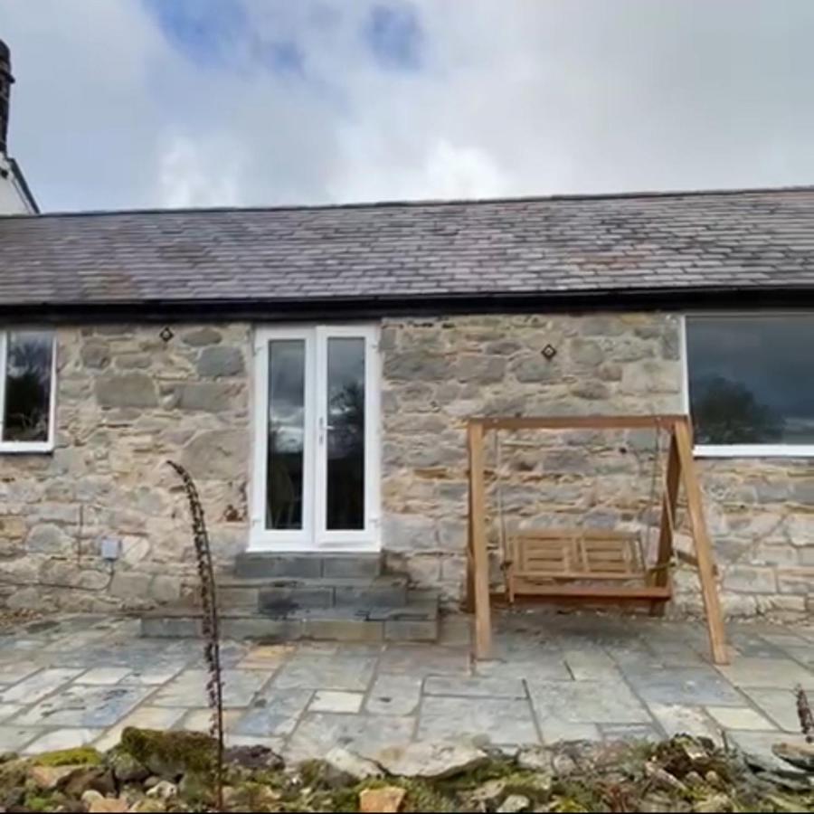 Unique Stay On An Alpaca Therapy Farm With Miniature Donkeys North Wales Mold Exterior foto