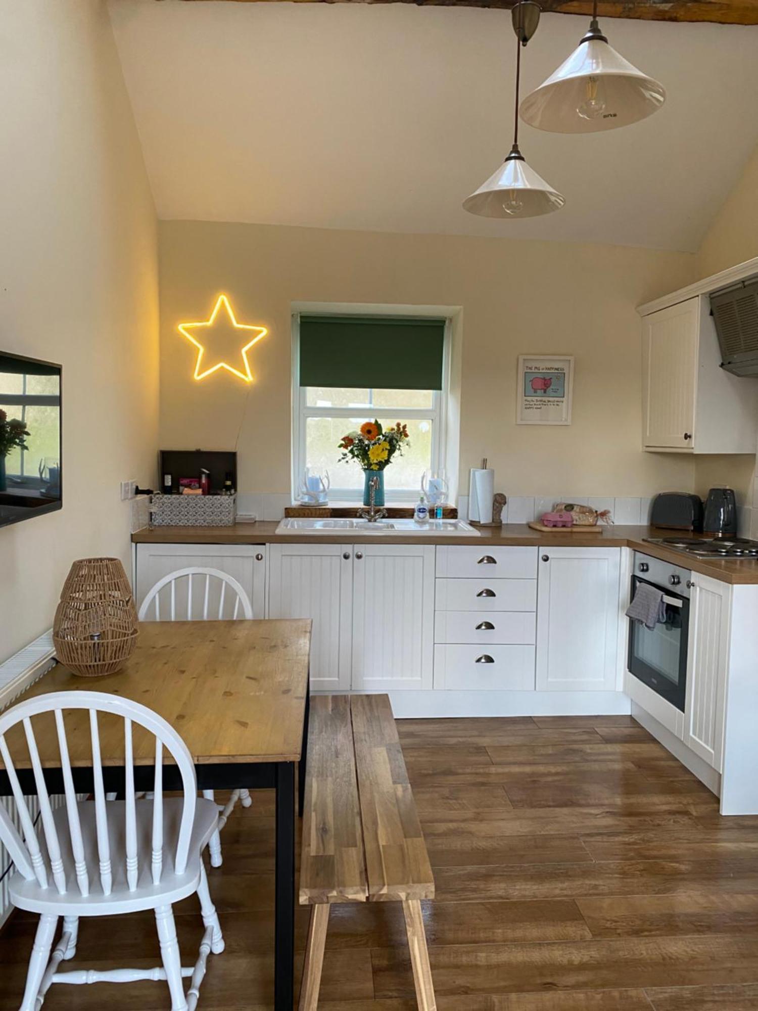 Unique Stay On An Alpaca Therapy Farm With Miniature Donkeys North Wales Mold Exterior foto